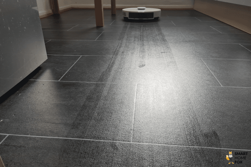 Der Roborock S7 Pro Ultra wischt einen PVC-Boden in der Küche.